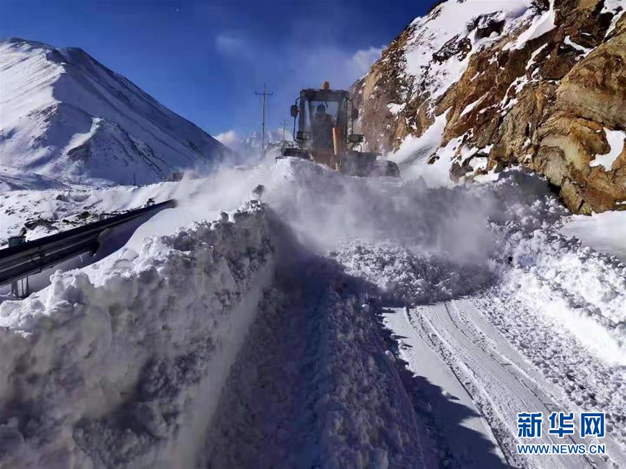 （圖文互動(dòng)）（2）西藏日喀則普降暴雪 電力交通逐步恢復(fù)無(wú)人員傷亡