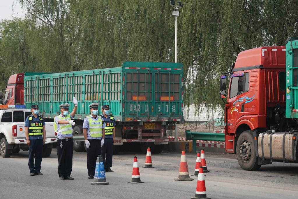 河北邢臺市羊范聯(lián)合治超站執(zhí)法人員對大貨車進(jìn)行檢查。新華社記者 駱學(xué)峰 攝