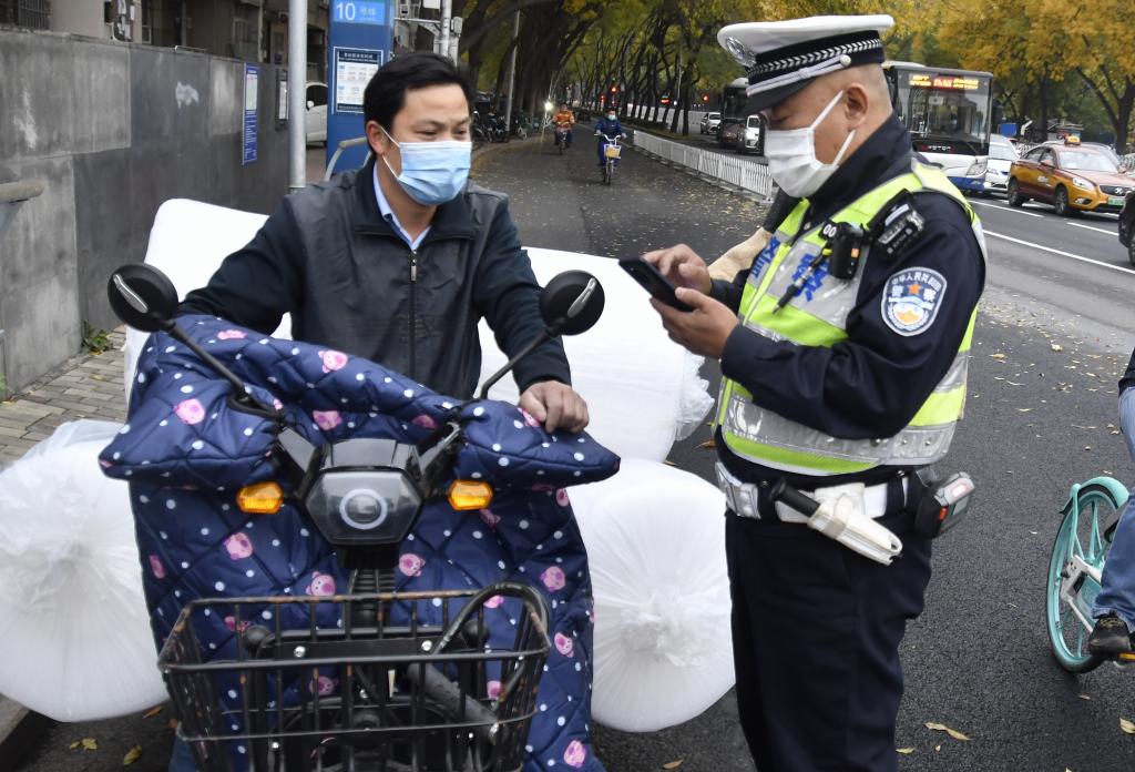 交通警察在北京海淀區(qū)進(jìn)行電動(dòng)自行車號牌核查。新華社記者 李欣 攝