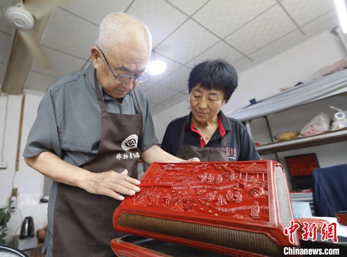 在河北省固安縣南宋村，雕漆匠人朱慶元正給學(xué)員指導(dǎo)漆器制作技法。　門叢碩 攝